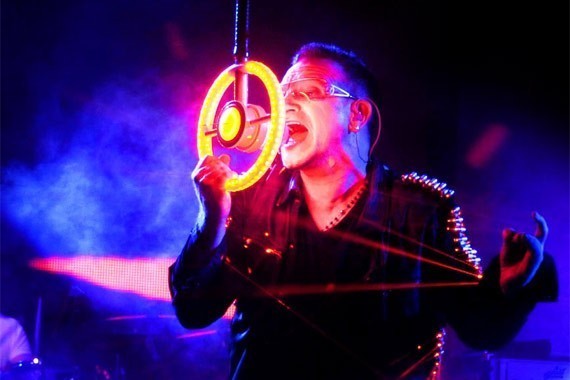 Bono, en una de los shows del 360 Tour de U2