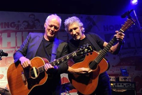Roger Waters y David Gilmour juntos en el escenario Roger Waters y David Gilmour juntos en el escenario