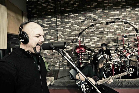 Queensrÿche en el estudio grabando el disco número 12 de su carrera
