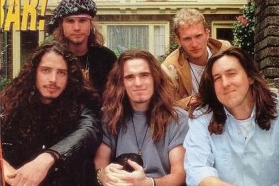 Jeff Ament (arriba a la izquierda) y Cameron Crowe (abajo a la derecha) en el rodaje de "Singles"